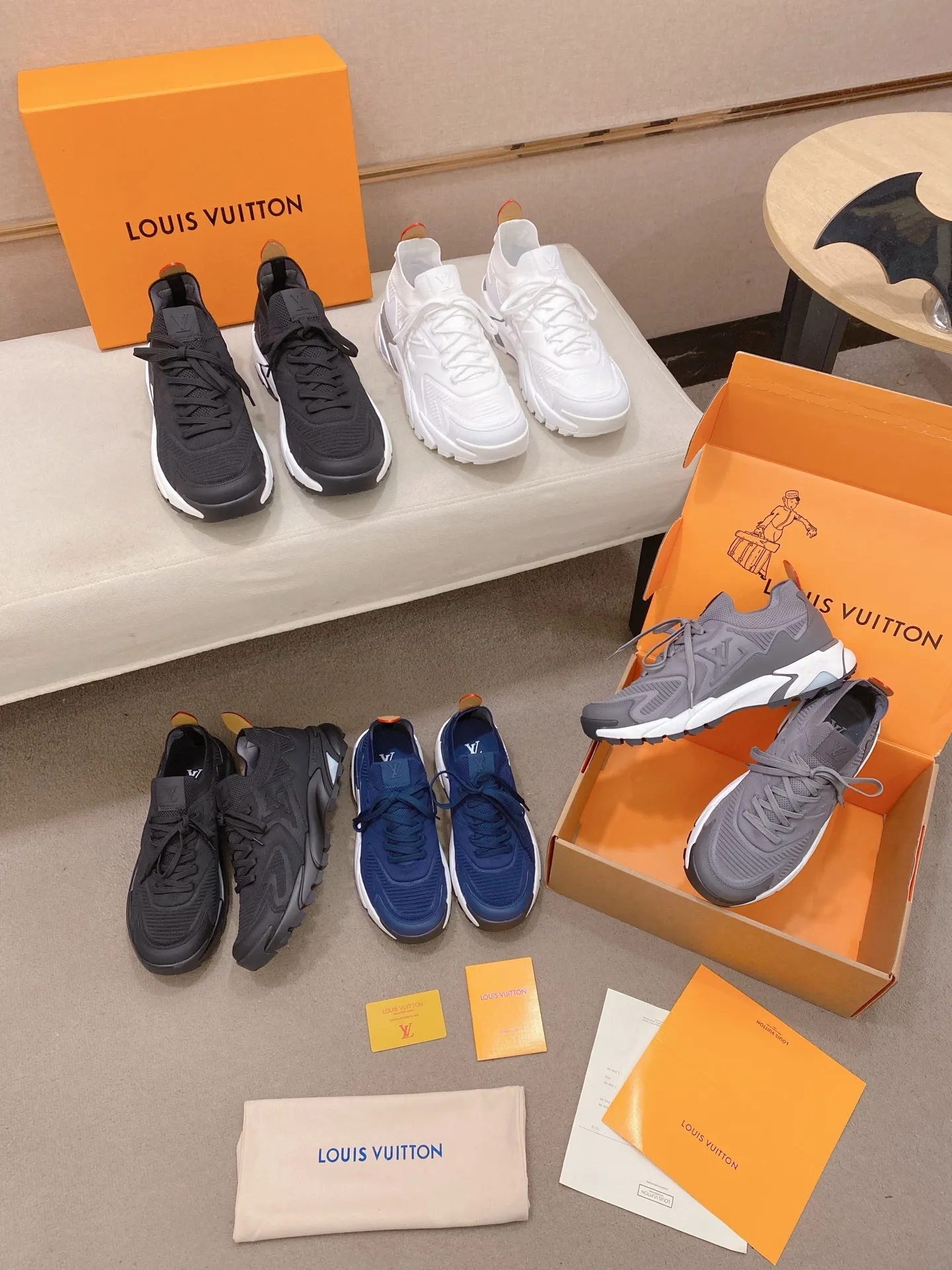 Men's Men's Shoes💰: 620💰The high version of the LV Runner Tatic sneakers are made of a whole piece of technical knitting to create an easy-to-take-on design, and are trimmed with cow leather to outline the upper. The LV logo on the side creates a dynamic feel among the textures, and the leather back strap is shaped like the handle fasteners in the Louis Vuitton leather goods collection. Mixed materials Laces Louis Vuitton accents Rubber outsole with Vuitton logo Size 39-44 Customizable 38.45.46